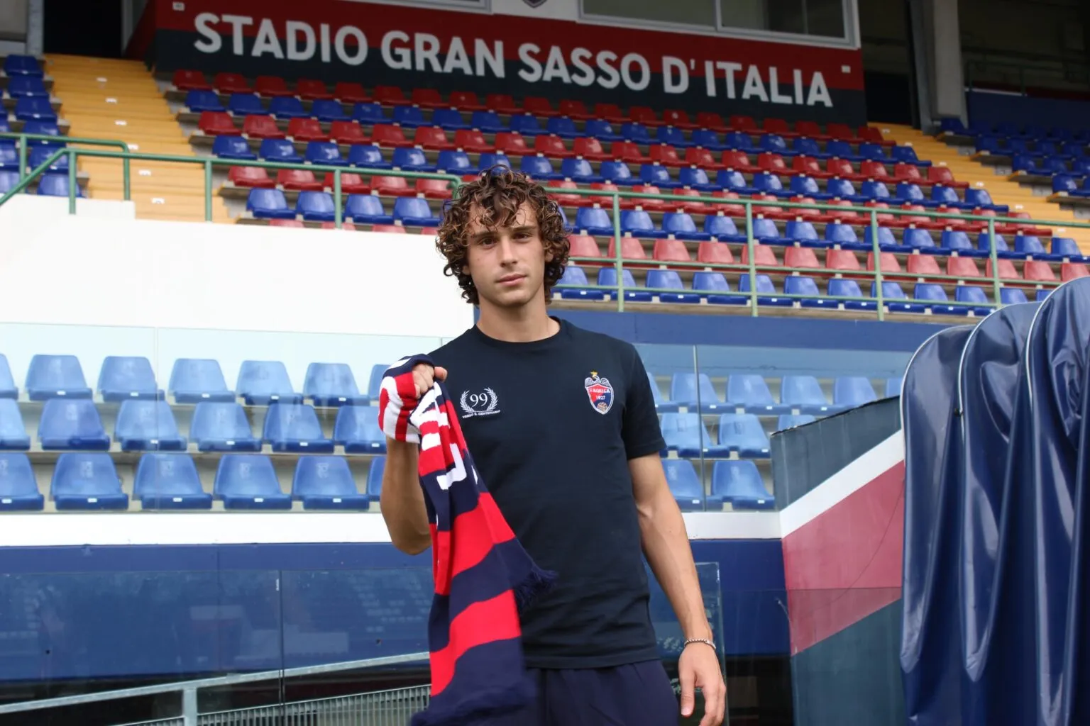 Il neo acquisto Dennis Curatolo alla classica foto di presentazione con la maglia de L'Aquila 1927.