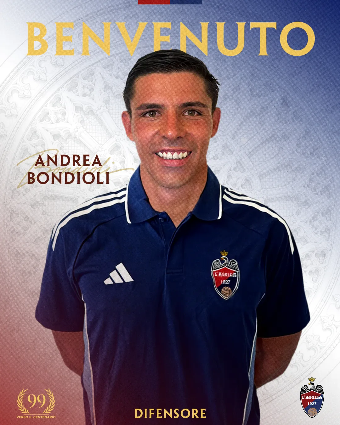Il neo acquisto Andrea Bondioli alla classica foto di presentazione con la maglia de L'Aquila 1927. 