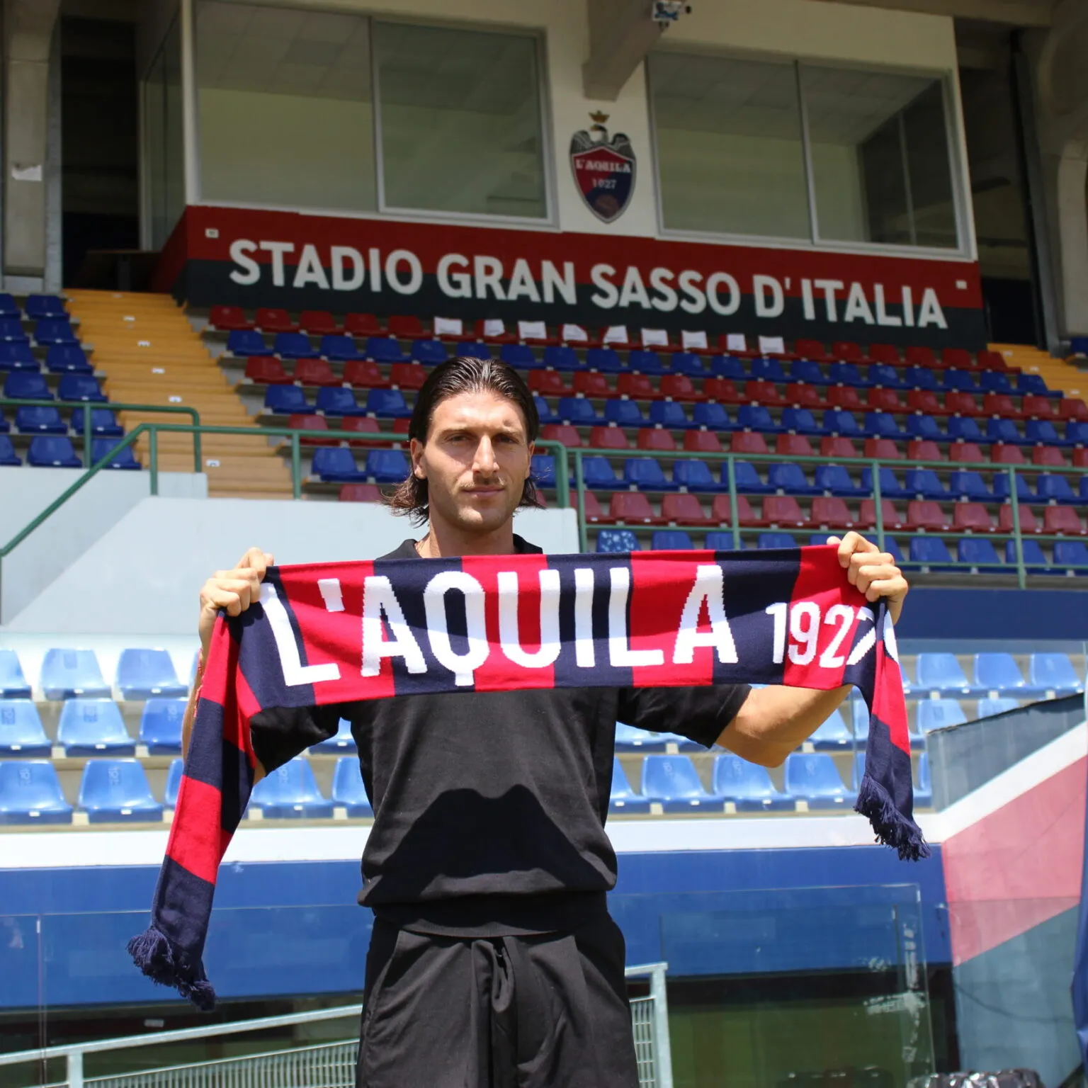 Il neo acquisto Andrea Zini alla classica foto di presentazione con la maglia de L'Aquila 1927. 