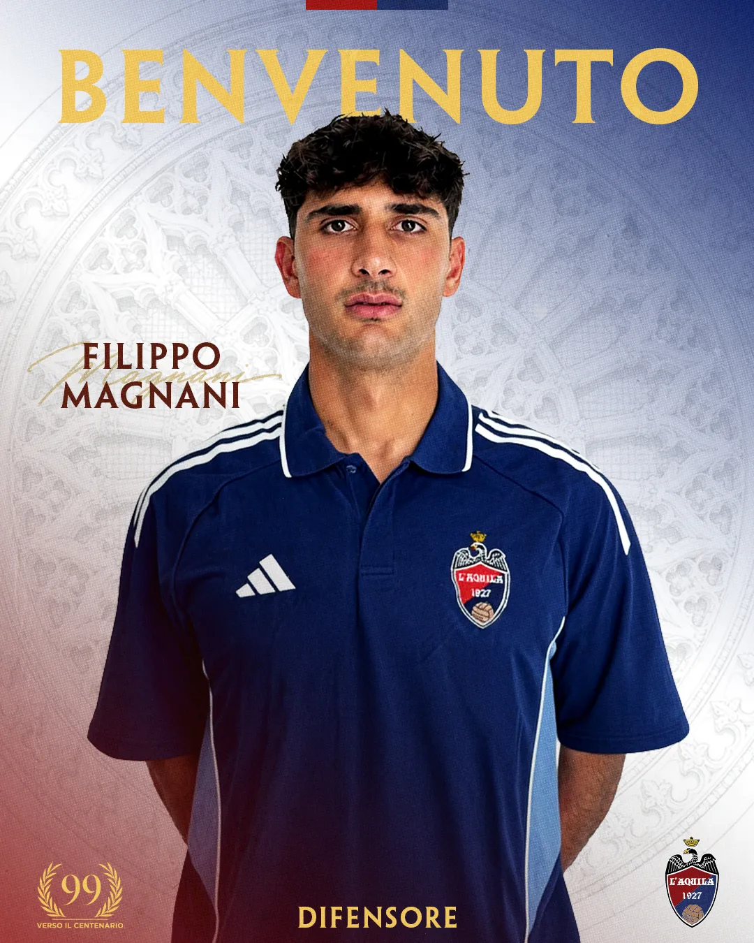 Il neo acquisto Filippo Magnani alla classica foto di presentazione con la maglia de L'Aquila 1927.
