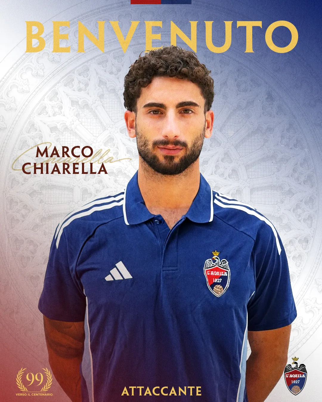 Il neo acquisto Marco Chiarella alla classica foto di presentazione con la maglia de L'Aquila 1927. 