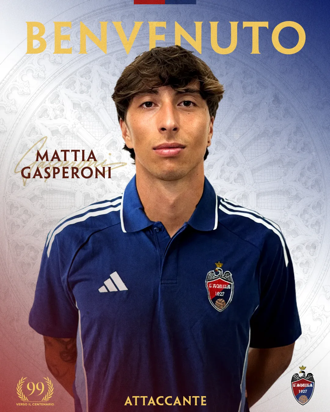 Il neo acquisto Mattia Gasperoni alla classica foto di presentazione con la maglia de L'Aquila 1927. 
