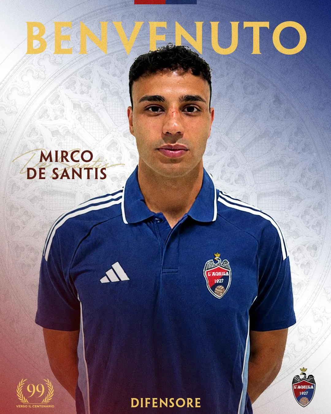 Il neo acquisto Mirco De Santis alla classica foto di presentazione con la maglia de L'Aquila 1927. 
