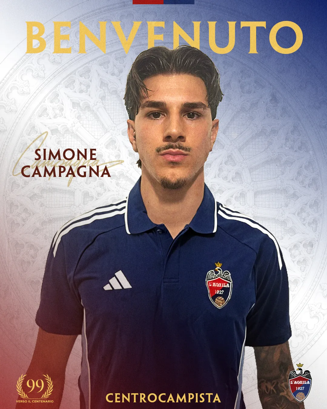 Il neo acquisto Simone Campagna alla classica foto di presentazione con la maglia de L'Aquila 1927. 