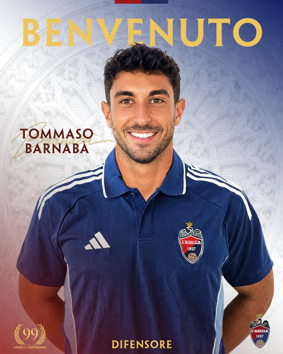 Il neo acquisto Tommaso Barnabà alla classica foto di presentazione con la maglia de L'Aquila 1927. 