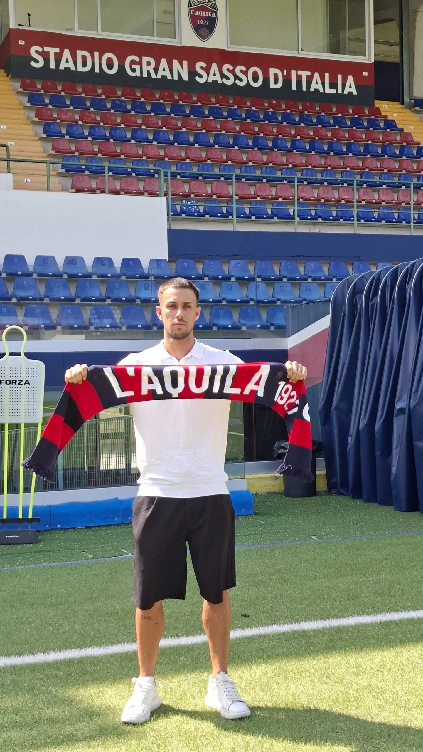 Il neo acquisto Vincenzo Lisi alla classica foto di presentazione con la maglia de L'Aquila 1927. 